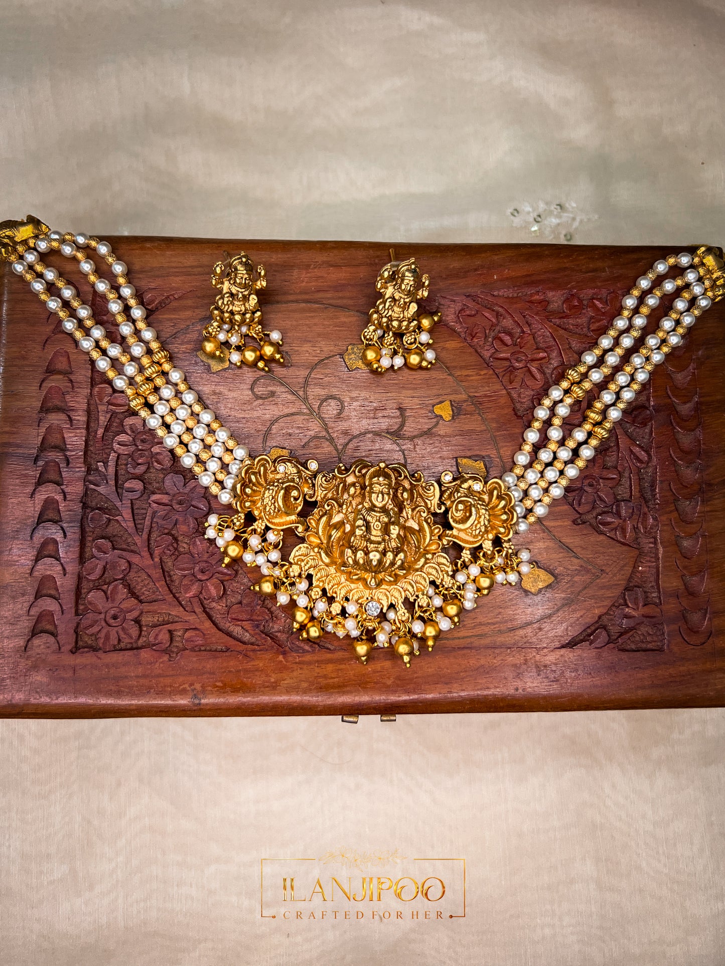 White laxmi choker