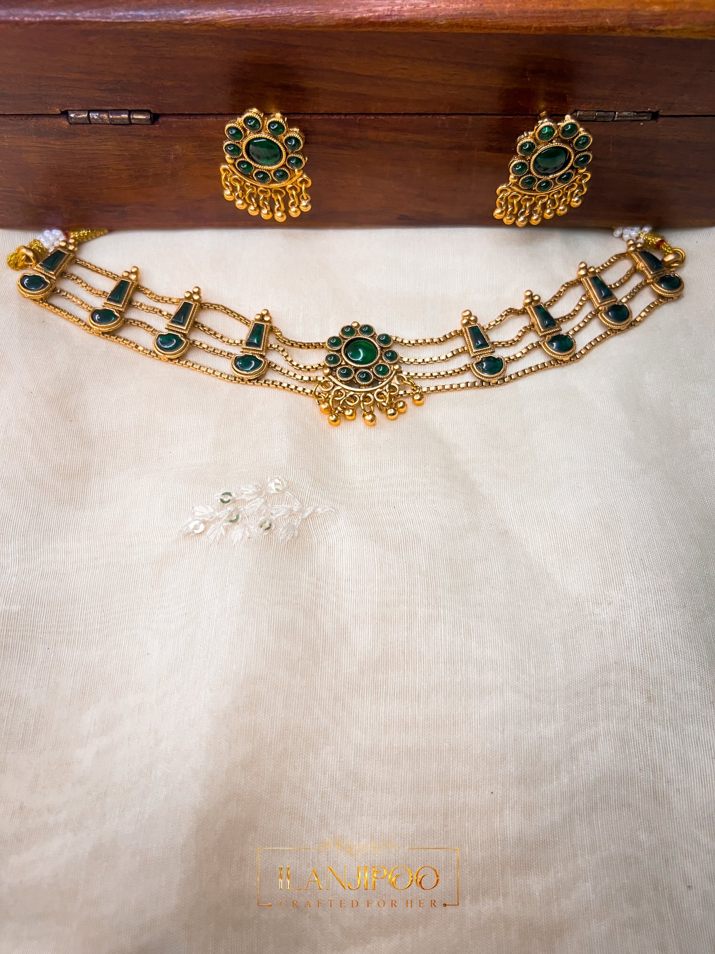 Green choker